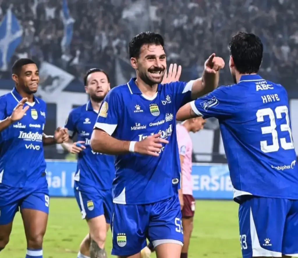 Persib Kokoh di Puncak, Hajar Persik 3-0