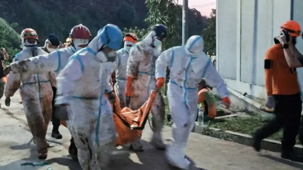 Evakuasi korban longsor bantargebang