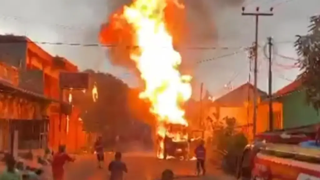 Truk Pengangkut Elpiji Meledak dan Terbakar Hebat di Jalur Palabuhanratu Truk loh meledak