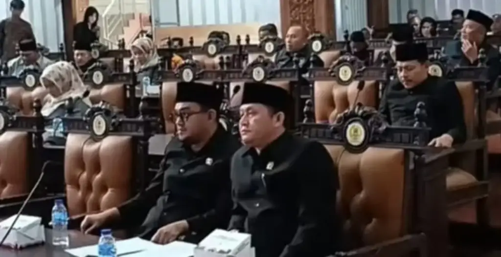 DPRD Kabupaten Cirebon Sahkan Tiga Raperda Strategis, Perkuat Layanan Publik hingga Ekonomi Rakyat Rapat paripurna DPRD Kab. Cirebon