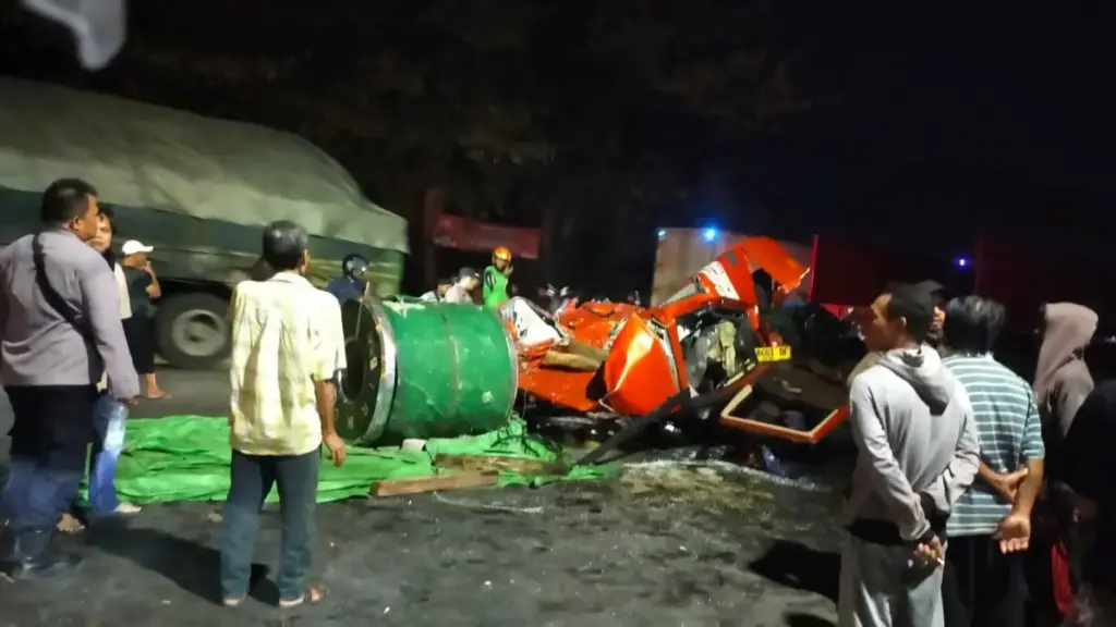 Truk pengangkut baja ringsek di Ender pangenan