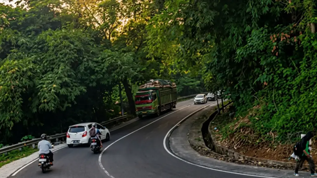 Jalur cikembar-jampangtengah Sukabumi rusak oleh truk ODOL