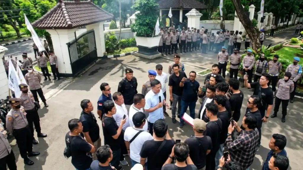 Unjuk rasa mahasiswa di depan kantor Bupati Cirebon
