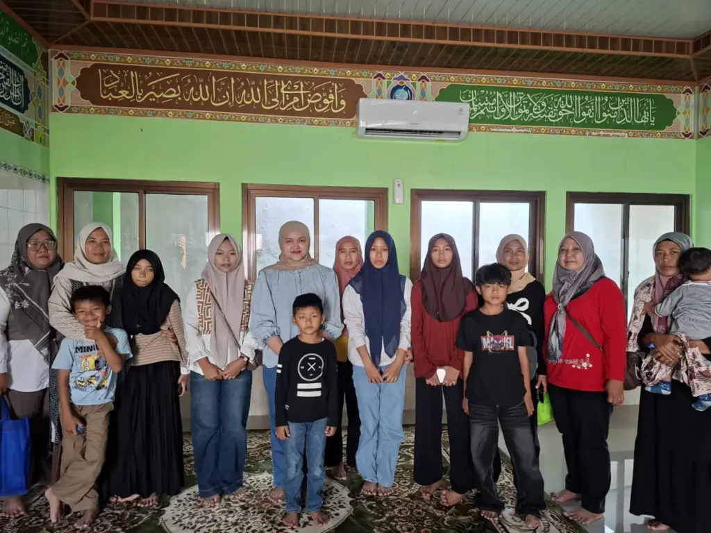 Ketua DPRD Kab. Cirebon serahkan bantuan PIP langsung.