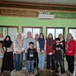 Ketua DPRD Kab. Cirebon serahkan bantuan PIP langsung.