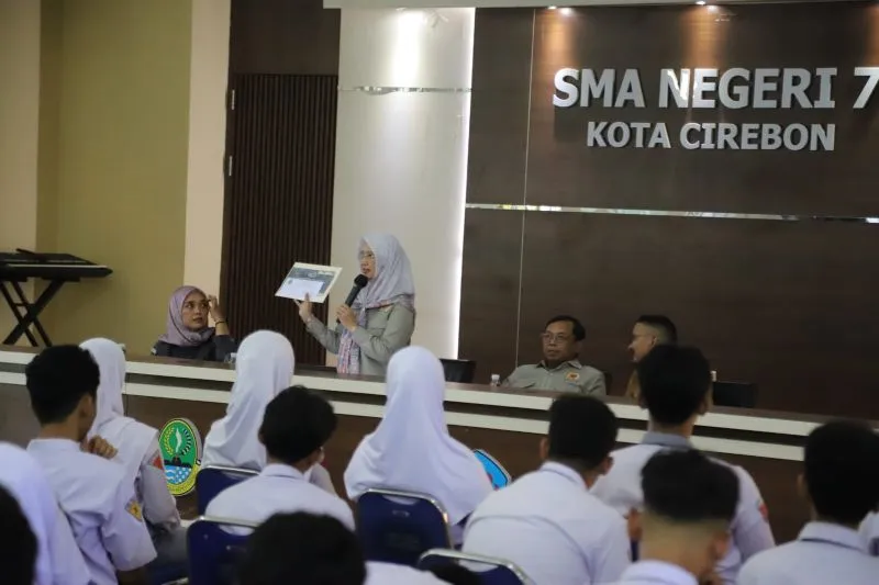 Bangun Kesadaran Politik Sejak Dini, Anggota DPRD Jabar Gencarkan Pendidikan Demokrasi untuk Pelajar Cirebon Pendidikan politik sejak usia sekolah