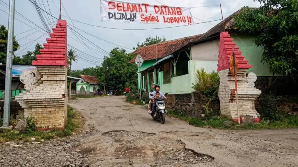 Jalan rusak kec. Asjap - Greged