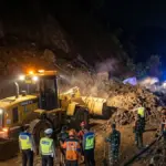 Jalur Cikalong-Cikajang lumpuh karena tanah longsor
