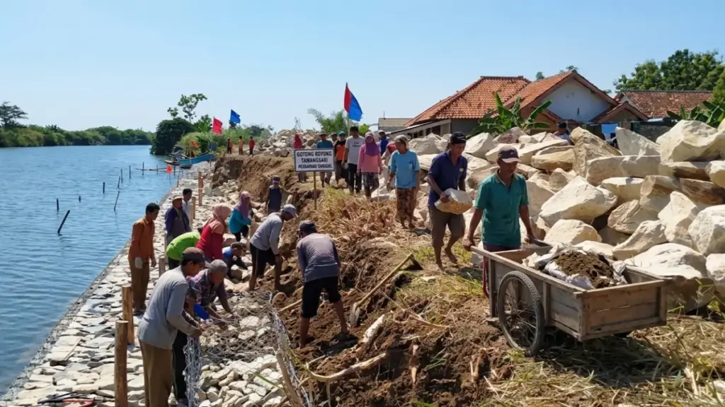 Warga Tawangsari gotong royong menutup tanggul Cisanggarung