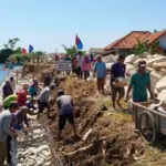 Warga Tawangsari gotong royong menutup tanggul Cisanggarung