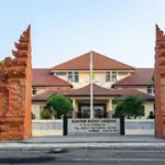 Gapura Candi Bentar sebagai simbol budaya Cirebon