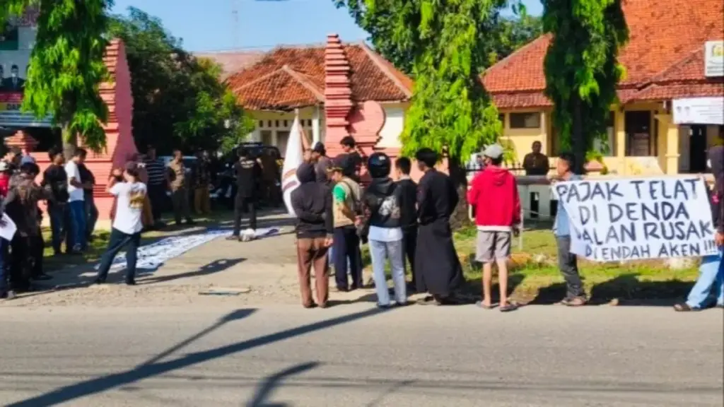 Satu Dekade Terabaikan, Warga Astanajapura Gelar Aksi "Rakyat Menggugat" Terkait Jalan Rusak Warga berunjuk rasa di kantor camat Asjap terkait jalan rusak