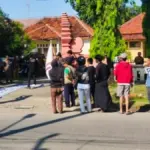 Warga berunjuk rasa di kantor camat Asjap terkait jalan rusak