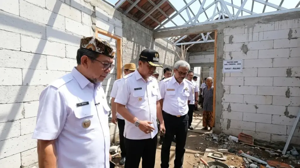 Bupati Cirebon tinjau pembangunan rumah untuk warga rutilahu