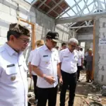 Bupati Cirebon tinjau pembangunan rumah untuk warga rutilahu