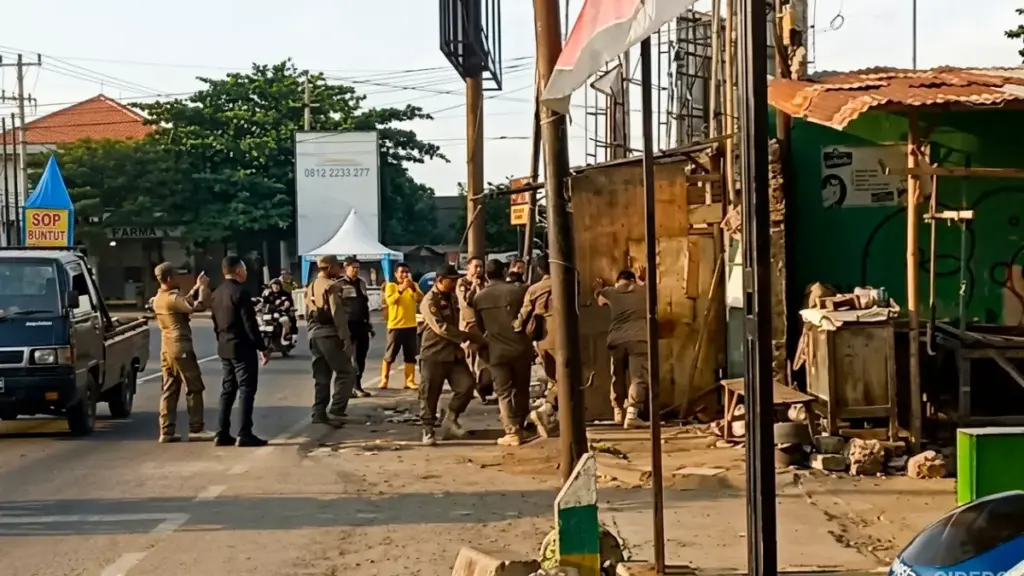 Sadar Fungsi Fasilitas Umum, Separuh Bangunan Liar di Jalur Losari Cirebon Mulai Dibongkar Mandiri Penertiban bahu jalan di Losari, cirebon