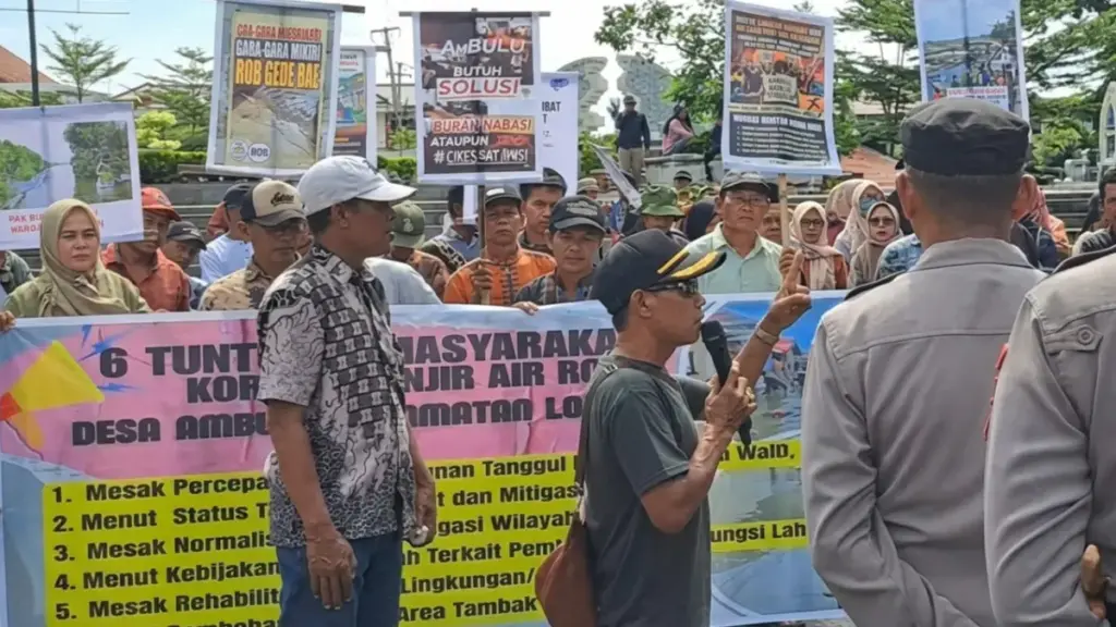 Demo warga desa Ambulu ke kantor bupati Cirebon
