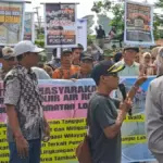 Demo warga desa Ambulu ke kantor bupati Cirebon