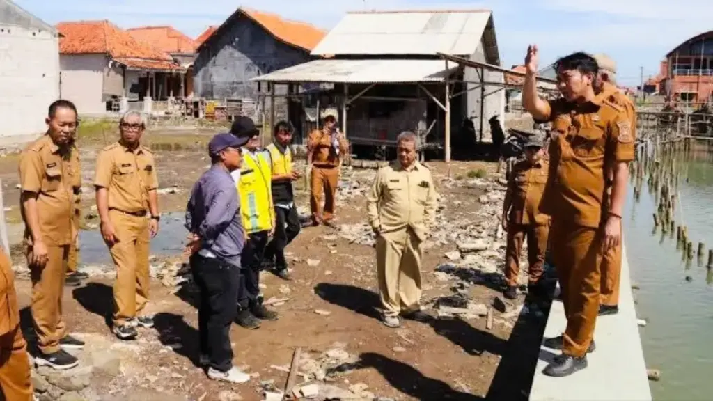Atasi Banjir Rob Tahunan di Ambulu, Pemkab Cirebon Percepat Infrastruktur dan Siapkan Solusi Jangka Panjang Wabup Cirebon berkunjung ke desa Ambulu, Losari