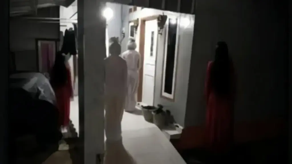 Resahkan Warga Cirebon, Polisi Pastikan Isu Horor Pocong Ketuk Pintu Rumah Hanya Hoaks Beredar foto di medsos pocong bawa senjata tajam