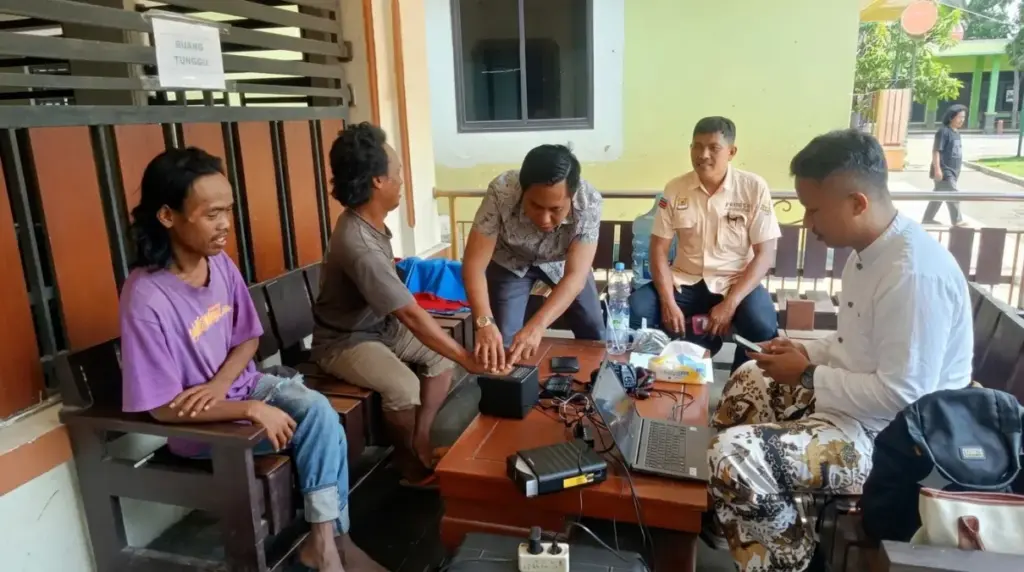Pastikan Kelompok Rentan Miliki Identitas, Kecamatan Gebang Cirebon Gencarkan Perekaman e-KTP Jemput Bola Jemput bola pembuatan KTP untuk kelompok masyarakat rentan