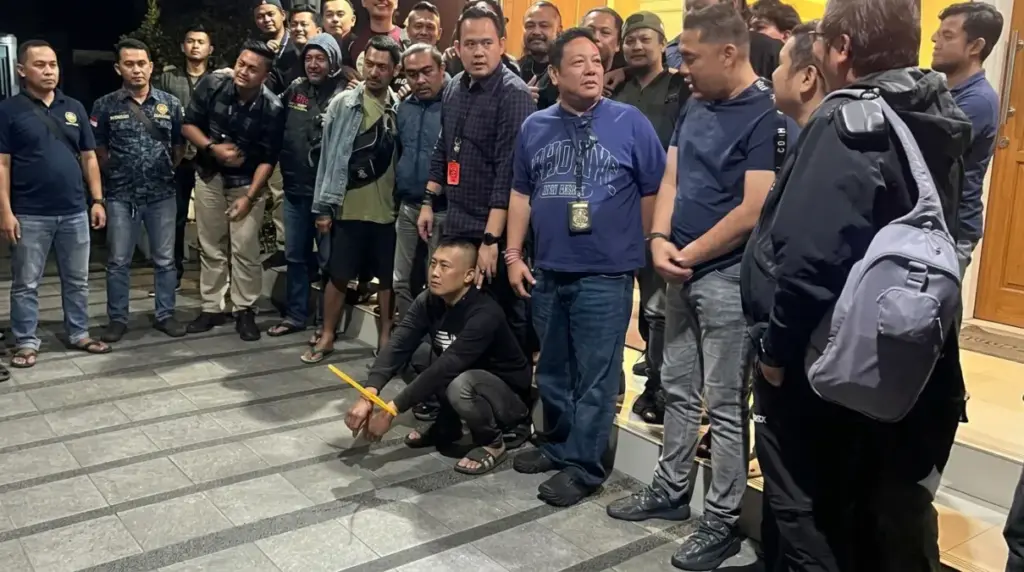 Sempat Jadi Buronan : Polisi Tangkap Taufik Hidayat, Penyekap dan Penganiaya Kekasih hingga Buta di BandungĀ Penangkapan buronan penyekap dan penganiaya kekasihnya