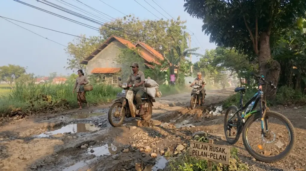 Perbaikan jalan di Cirebon timur