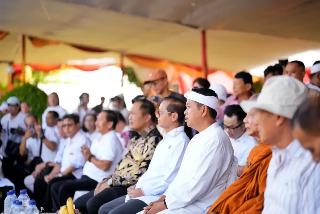 KDM hadiri Waisak di karawang