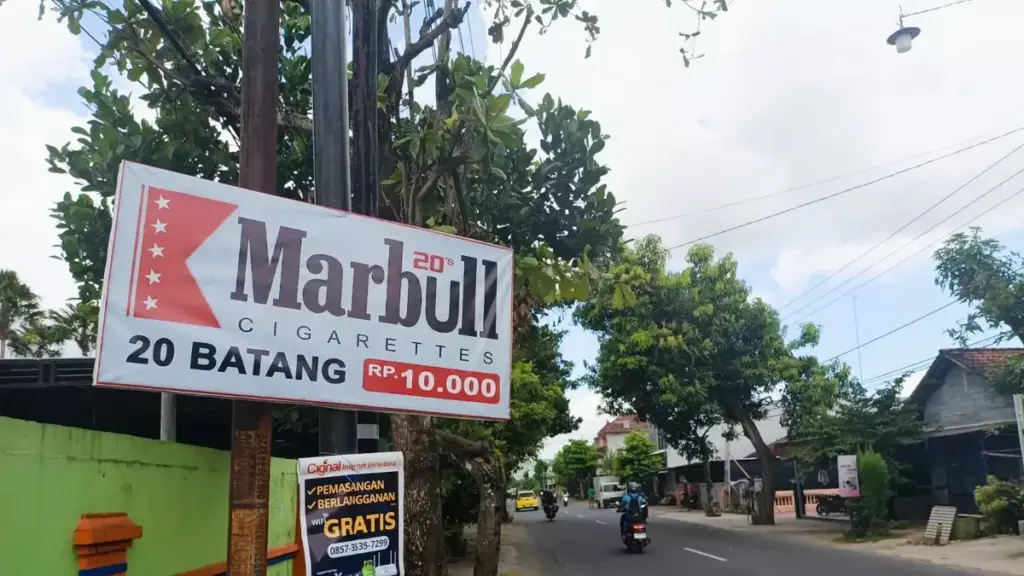 Larangan iklan rokok di jalanan kabupaten Cirebon