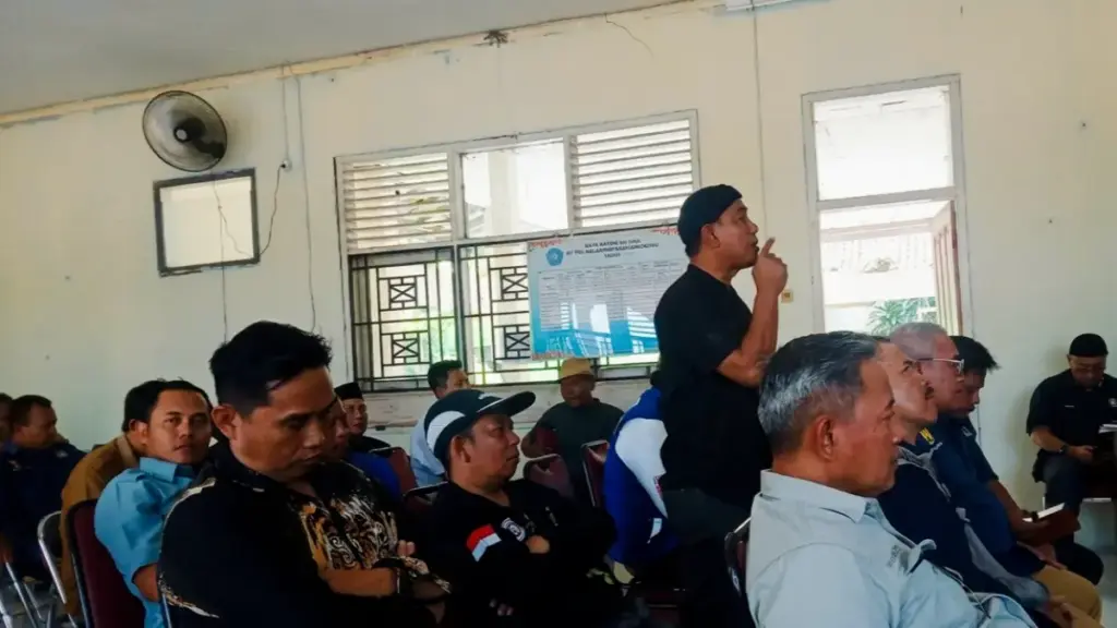 Jalan Rusak Karangsembung Direspons Cepat: Pemkab Cirebon Sepakati Perbaikan Darurat dan Pengecoran Permanen Audiensi masyarakat karangsembung terkait jalan rusak