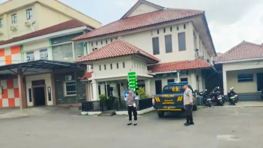 Prioritaskan Keamanan Objek Vital, Lingkungan Pelayanan Publik RSUD Waled Dikawal Ketat Patroli Polsek Waled Sinergi RSUD Waled dan Polsek waled