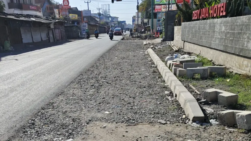 Pengerjaan Trotoar Mandek, Pelaku Usaha di Ciledug Keluhkan Kerugian Proyek Pemprov di Ciledug mandek