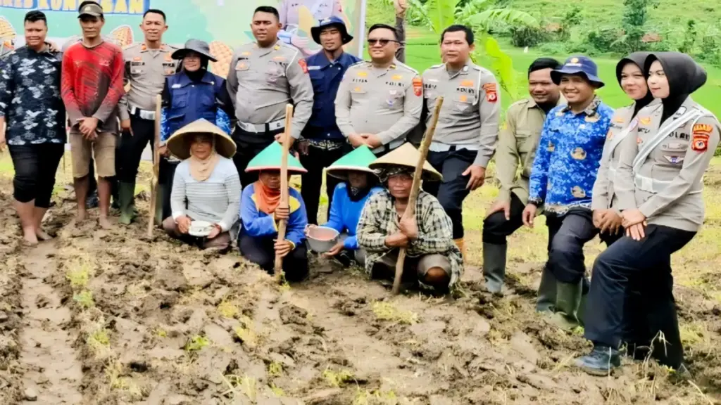 Bukan Cuma Jaga Jalanan, Personel Sat Lantas Polres Kuningan Ikut Cangkul Lahan Pertanian Satkotlantas Kuningan dukung program ketahanan pangan