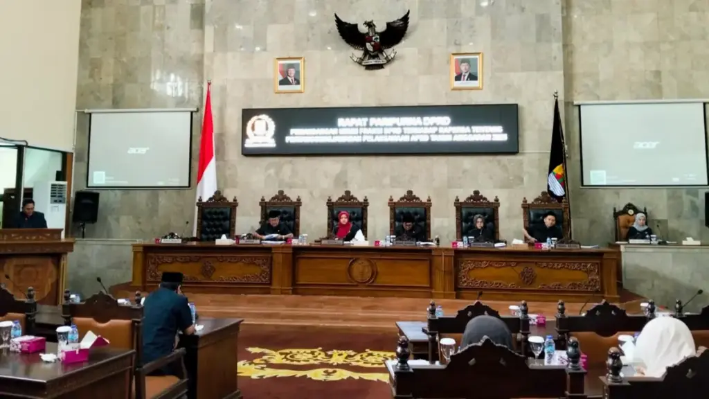 Rapat paripurna DPRD kabupaten cirebon