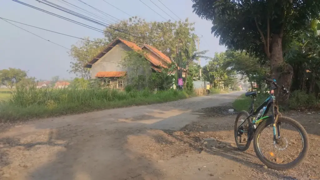 Perbaikan jalan di kabupaten Cirebon