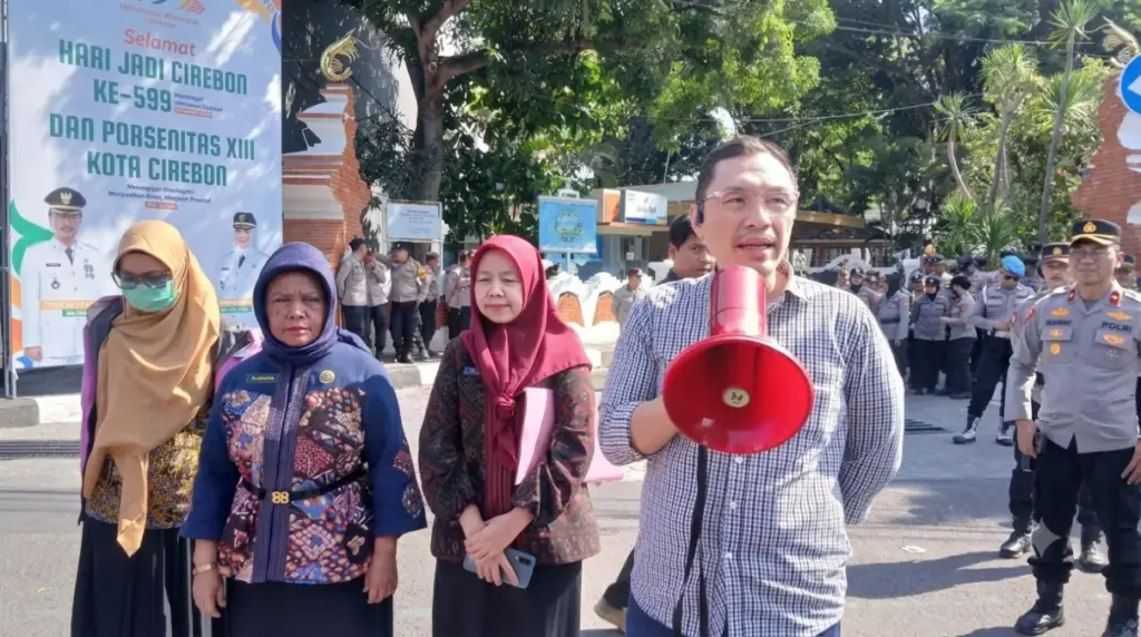 Soroti Perwal Satgas Pajak, Wakil Ketua DPRD Kota Cirebon: Jangan Bikin Rakyat Takut! Aksi masa di kota cirebon