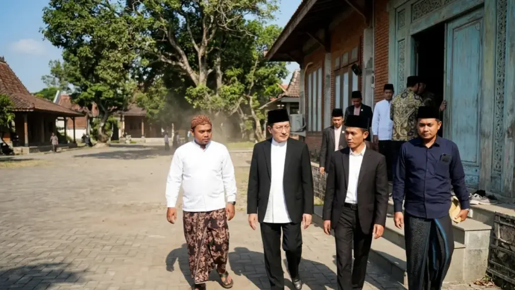 Menag Dorong Pesantren Cetak Santri Berdaya Saing Global Saat Berkunjung Ke Cirebon Menag kunjungi pesantren di cirebon