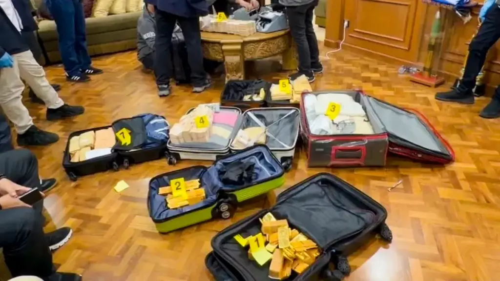 Polri Sita 74 Kg Emas Batangan dan Tumpukan Dollar dalam Penggeledahan Maraton Kasus Korupsi PLN-Asabri Operasi penggeledahan tim gabungan Polri atas dugaan tipikor