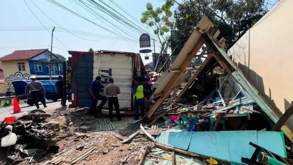 Diduga Rem Blong, Truk Air Mineral Hantam Warung dan Motor di Tanjakan Ciperna: Ibu dan Bayi Tewas Truk terguling di jalan Ciperna Cirebon