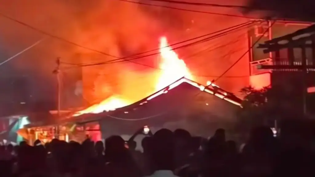 Kebakaran Hebat Lalap Kios di Belakang Pasar Tambun, Empat Armada Pemadam Dikerahkan Pasar Tambun terbakar