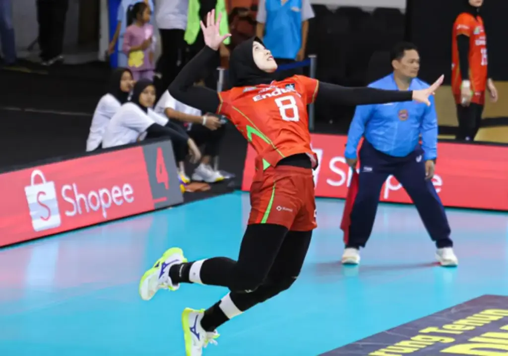 megawati hangestri serve.jpg