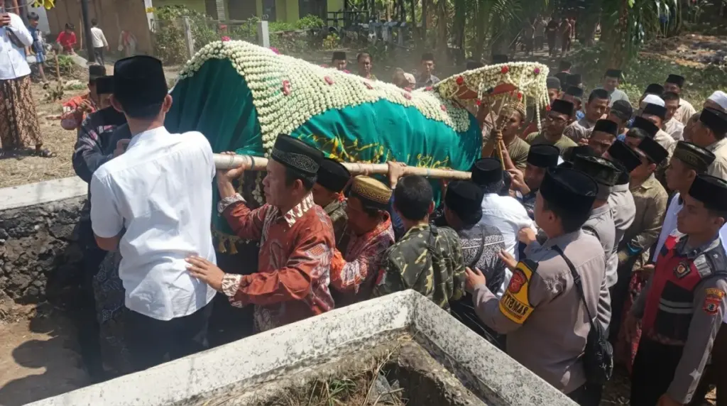 Pemakaman KH Hasanuddin Kriyani Buntet Pesantren