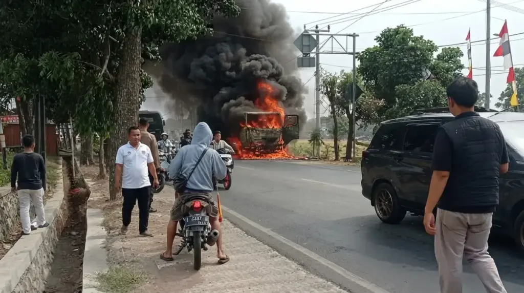 Truk Wingbox Bermuatan 22 Ton Teh Gelas Terbakar Hebat di Beber, Sopir Sempat Cium Bau Kabel Truk wingbox terbakar di jalan raya beber