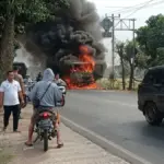 Truk wingbox terbakar di jalan raya beber