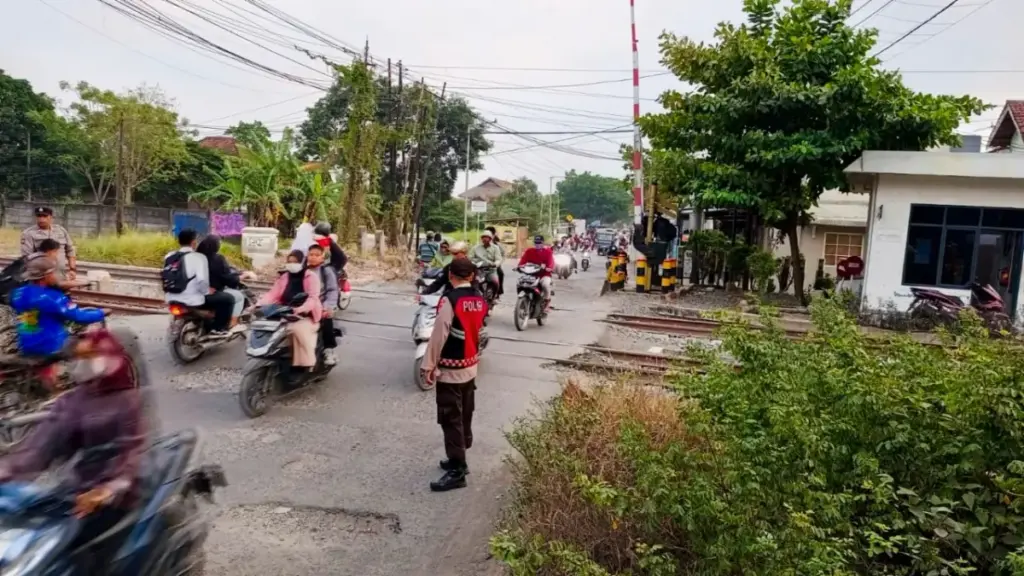 Penjagaan pelintasan kereta api oleh Polsek babakan