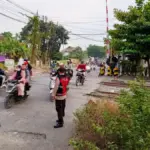 Penjagaan pelintasan kereta api oleh Polsek babakan