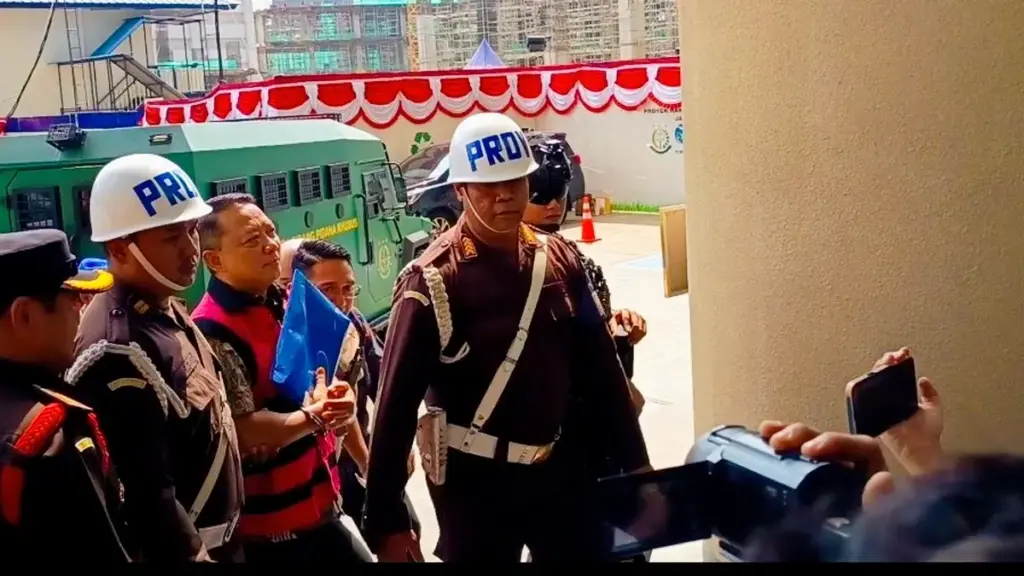 Rompi Pink dan Tangan Terborgol, Eks Jampidsus Febrie Adriansyah Tiba di Kejagung untuk Diperiksa Kasus TPPU Kejagung periksa eks jampidsus Febrie Adriansyah