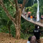 Jembatan gantung di Pangandaran ambruk saat diresmikan
