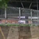 tembok mall dipagar.