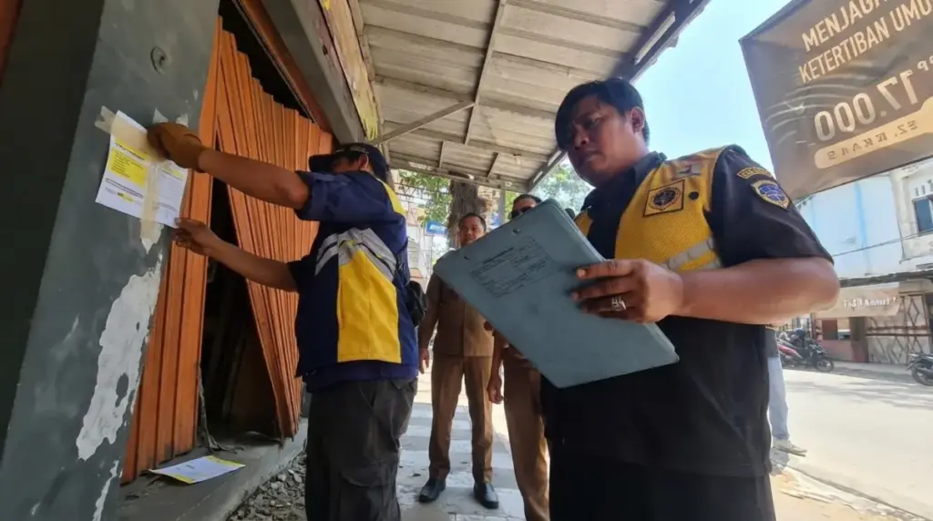 Aset Pemkab Cirebon Diduga Diperjualbelikan, Puluhan Bangunan Liar di Kanci Ditertibkan Penertiban bangunan di Kanci